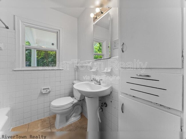 Building Photo - 810 Indian Dr