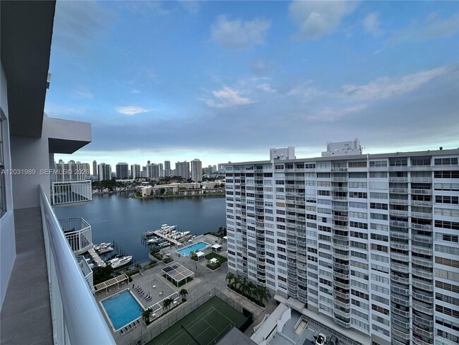 Building Photo - 18051 Biscayne Blvd
