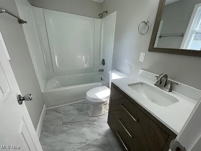 Building Photo - Charming 3 Bedroom 2 Bath House in Lorain- First Month Rent Half Off!!