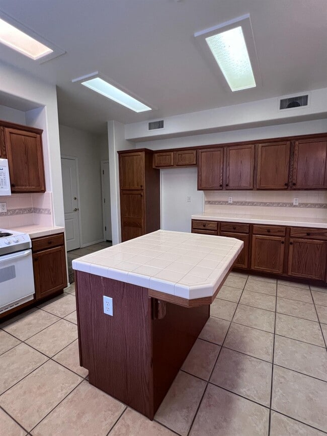 Building Photo - 770 W Brittany Ln