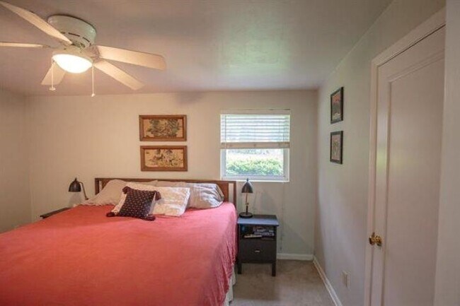 Building Photo - 820 Chestwood Ave