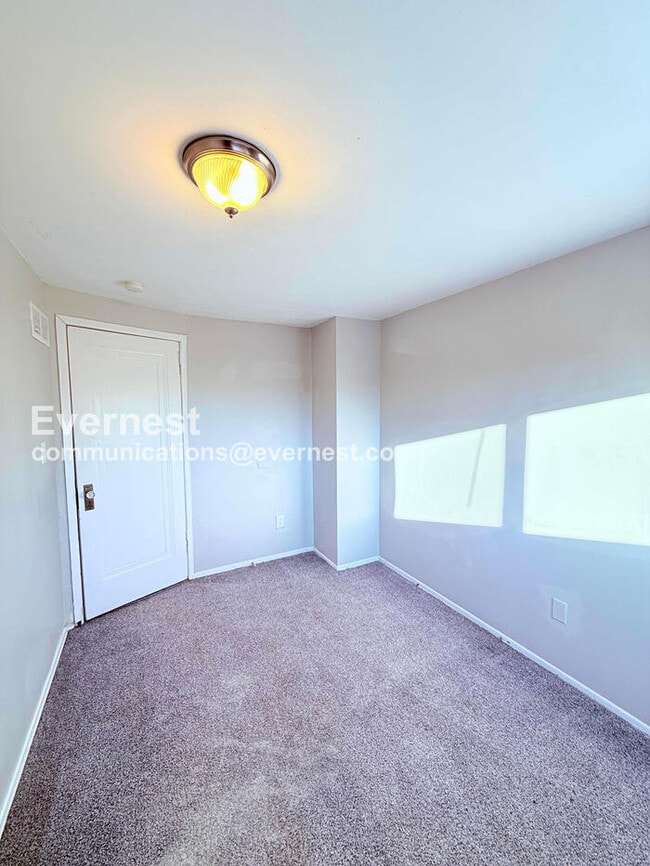 Building Photo - 4 Bed/1 Bath Home with Off-Street Parking / Pet-Friendly / Vouchers Accepted / Available Now!