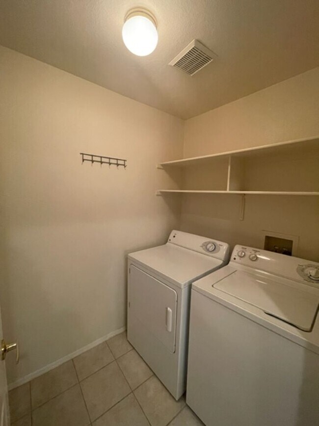 Building Photo - GREAT GATED COMMUNITY 2 BEDROOM -2 BATH -L...
