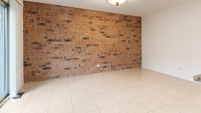 Building Photo - 2S661 Ave Normandy W