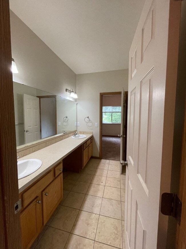 Building Photo - Spacious, updated, 5 bedroom, 3 bath house in south Lincoln.