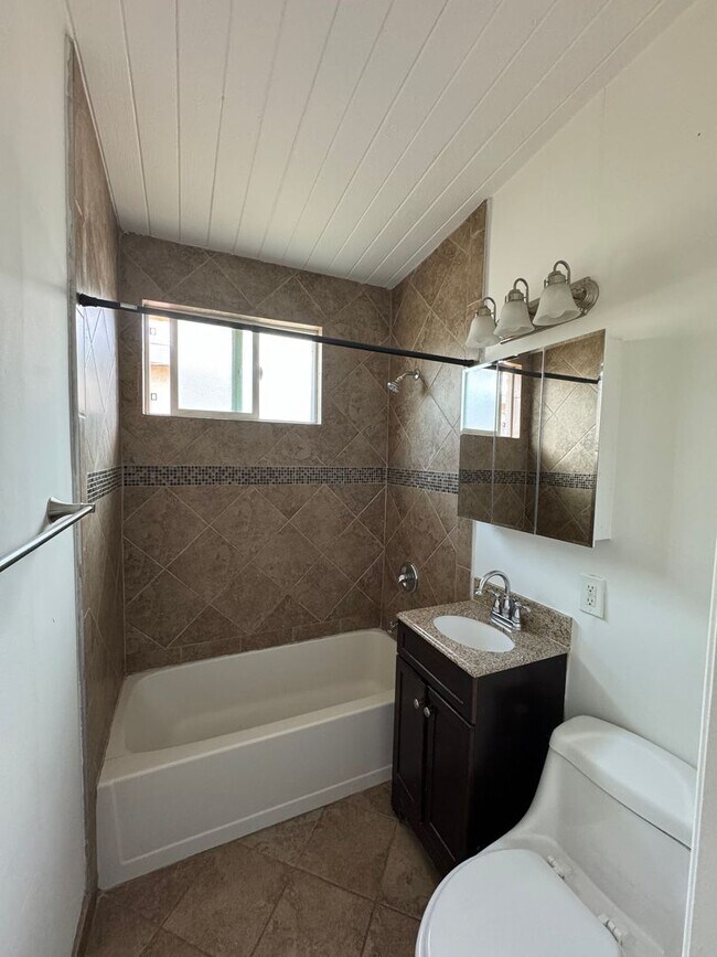 Building Photo - Comfortable 1-Bedroom in Gardena with Park...