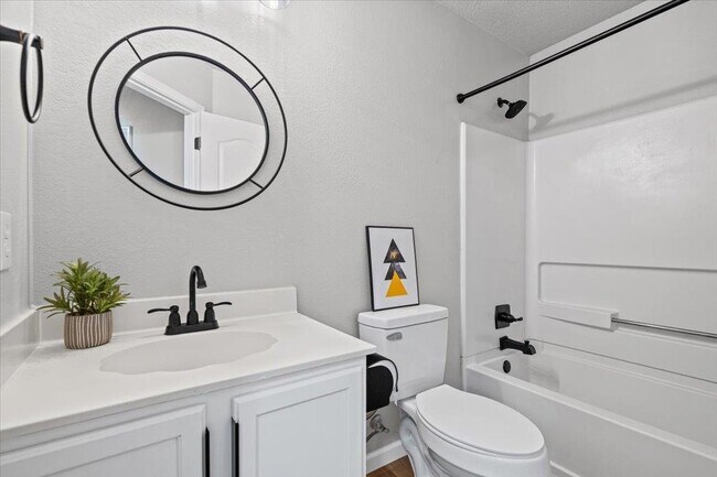 Building Photo - 2411 Glen Field Dr