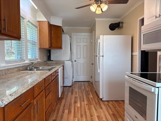 Building Photo - 690 Greystone Rd