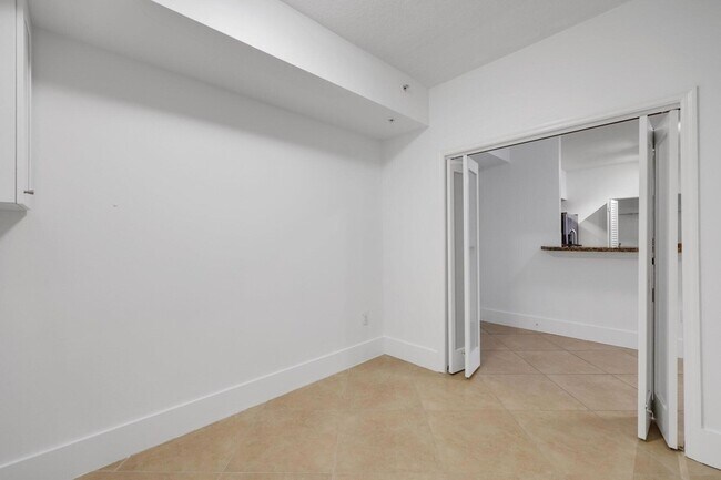 Building Photo - 250 NE 3rd Ave