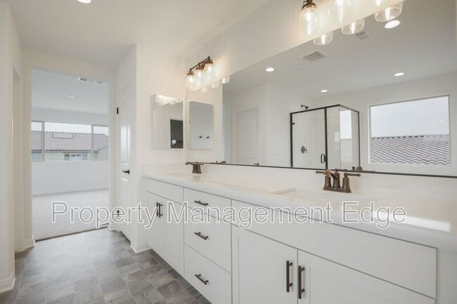 Building Photo - 4470 Hickory Ct