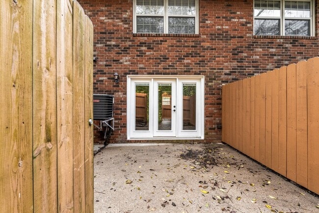 Building Photo - Modern Comfort in the Heart of West Knoxville