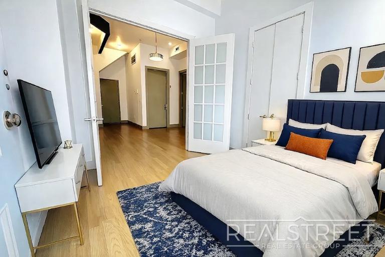 Building Photo - Central Avenue