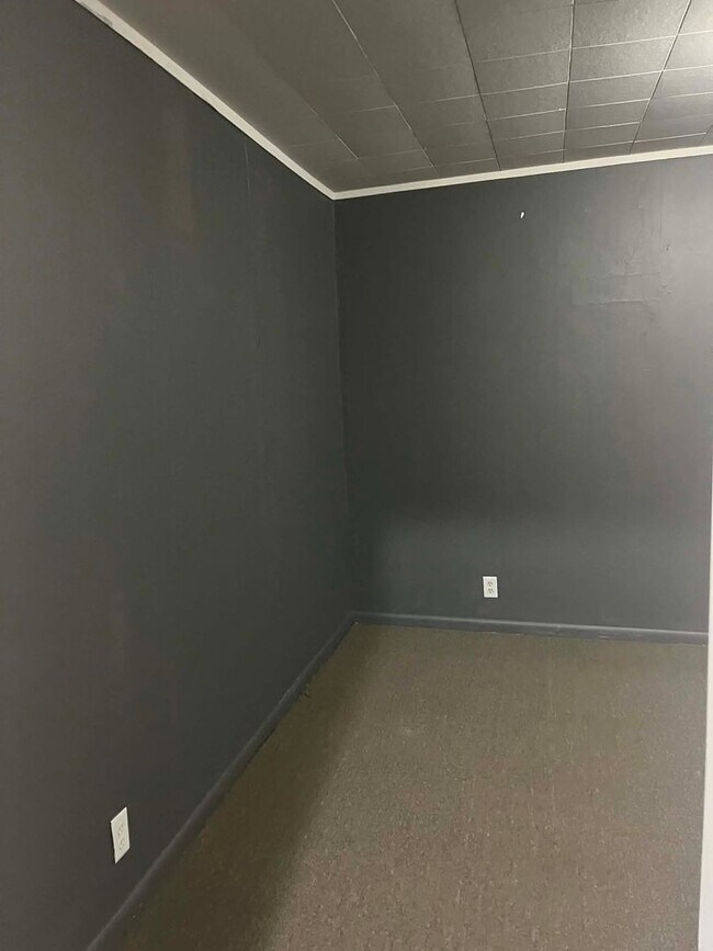 Building Photo - 901 W 7th St