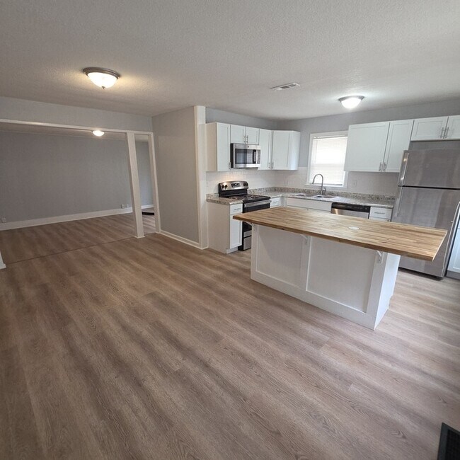 Building Photo - Rental ready Corner Lot with a Spacious 3 bedrooms and 2 full baths in Willis Ave in Independence...