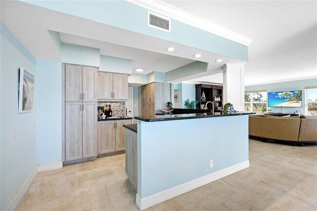 Building Photo - 603 Longboat Club Rd