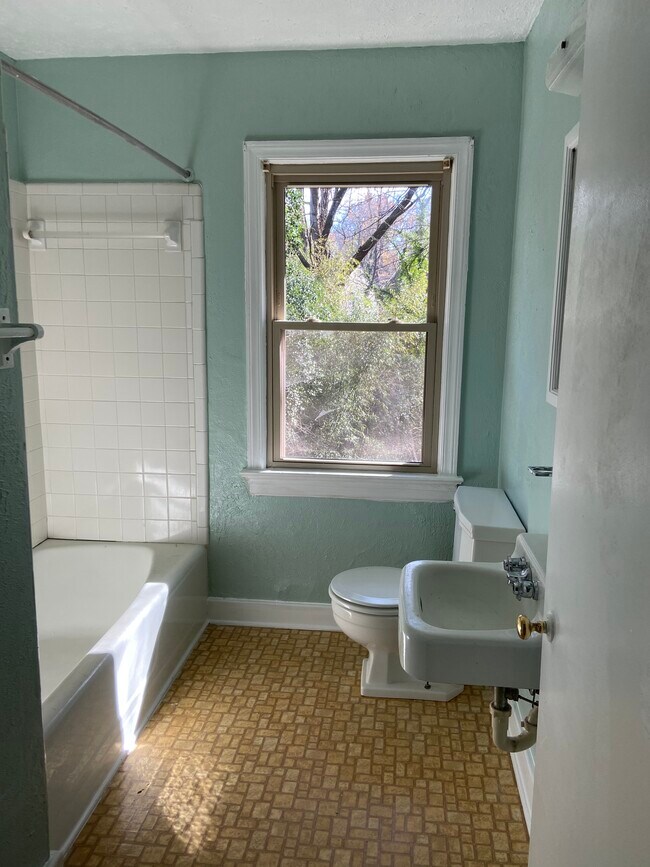 Building Photo - 408 Westmoreland Pl