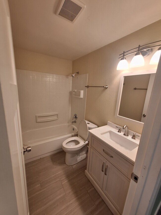 Bathroom - 5124 SE Foster Rd