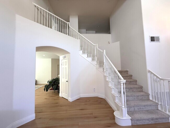 Building Photo - 5006 Palmera Dr