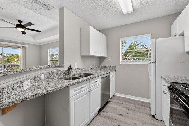 Building Photo - 18001 Richmond Pl Dr