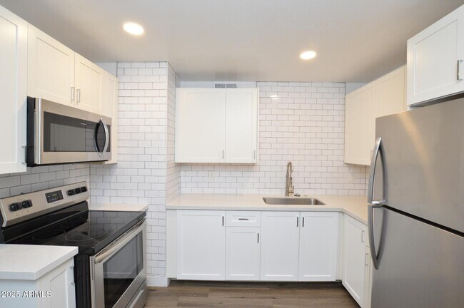 Building Photo - 1202 E Kaler Dr