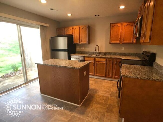 Building Photo - Remodeled 3 BR 2.5 BA in Raintree