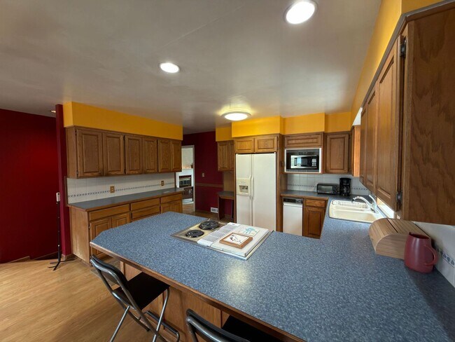 Building Photo - Modern Comfort Meets Classic Charm in South Tabor~ Fenced Backyard~ Garage~ Pets Welcome~ 94 Bike...