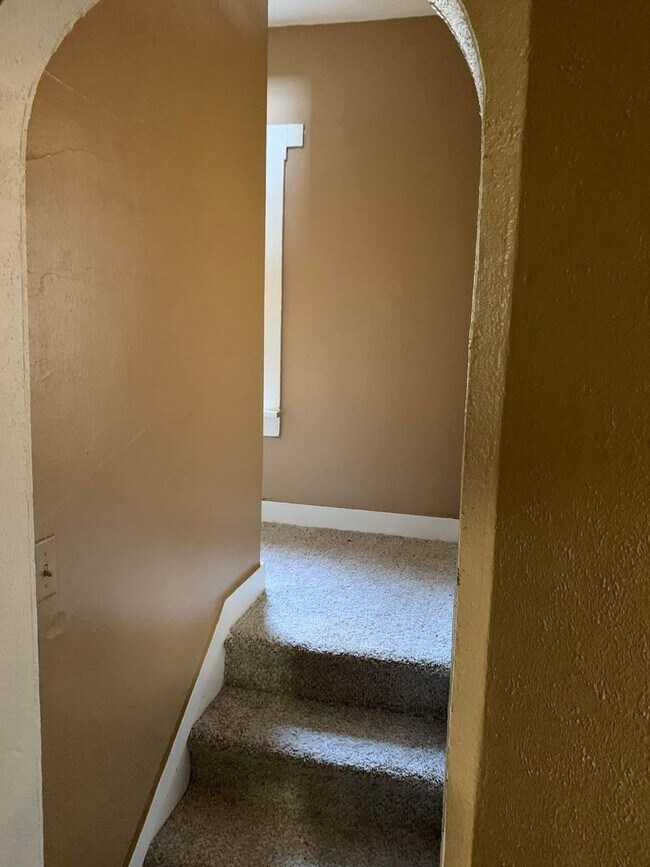 Building Photo - Remodeled 4 bedroom/1bathroom Home