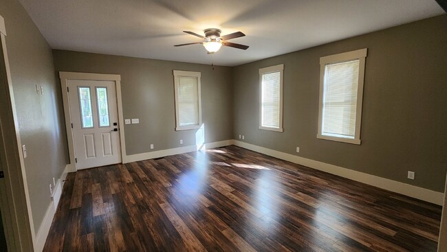 Building Photo - 3 Bedroom, 1 Bathroom Fully Remodeled Home...