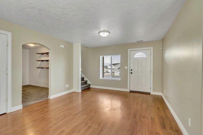 Building Photo - 692 E 180 N