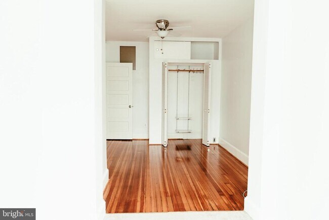 Building Photo - 636 Kenyon St NW