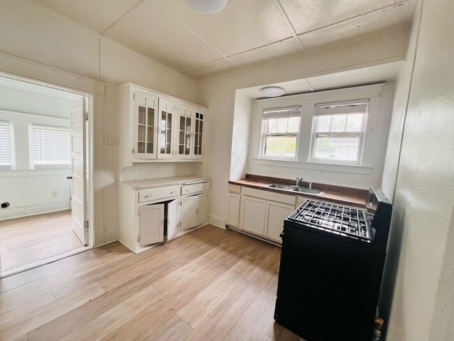 Building Photo - 3327 Procter St