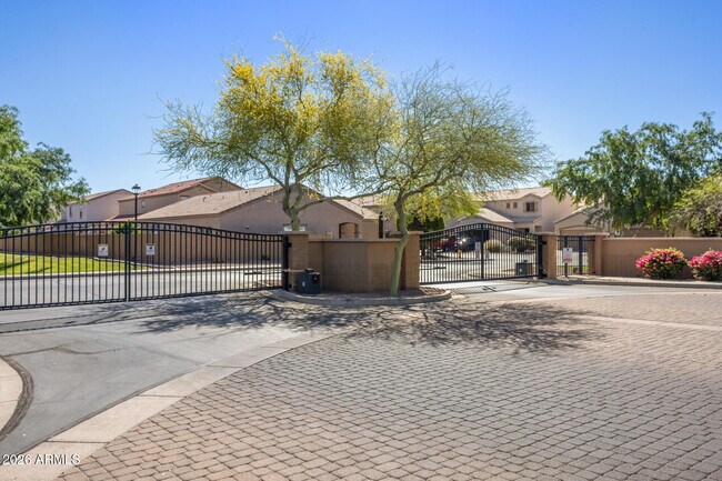 Building Photo - 7042 W Mercer Ln