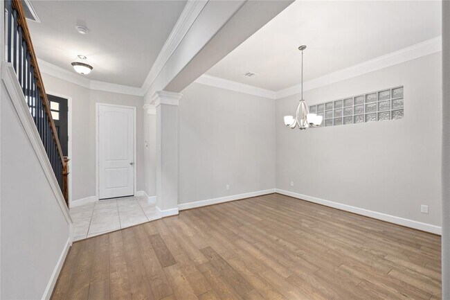 Building Photo - 833 W 24th St