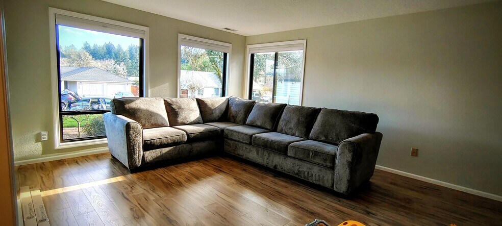 Building Photo - 3075 NW Manzanita Pl