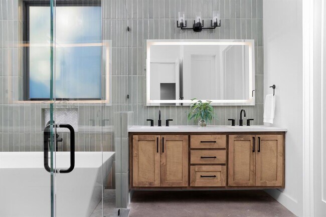 Building Photo - 603 E 47th St