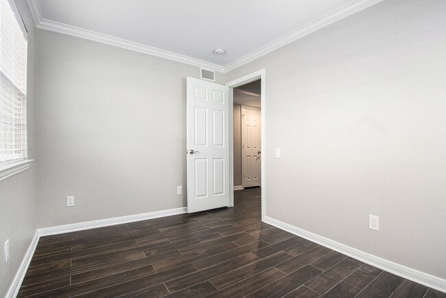 Building Photo - 1880 White Oak Dr