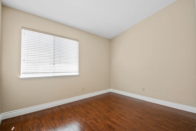 Building Photo - Modern 2BD 2.5BA Townhome with Vaulted Ceilings, Private Pergola Patio, and One-Car attached Garage