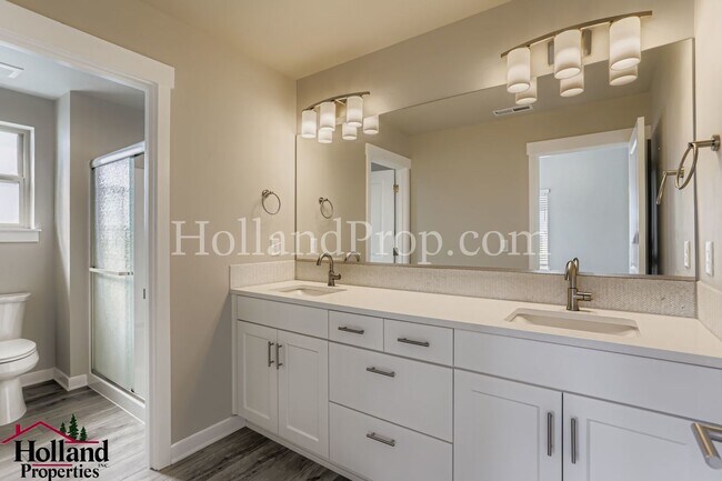 Building Photo - Beautiful 3-Bed Townhouse Near Downtown Hi...