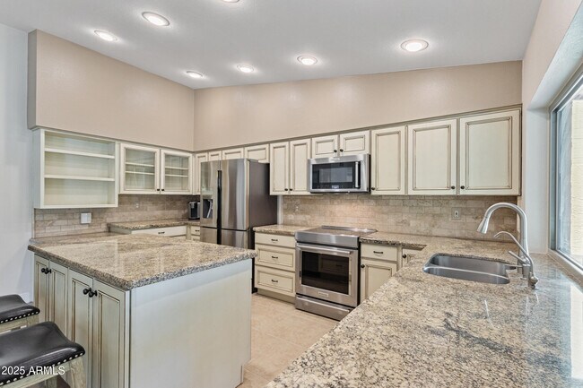Building Photo - 1131 N York Cir