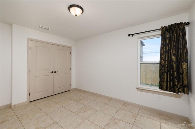 Building Photo - 13 Antelope Cyn St