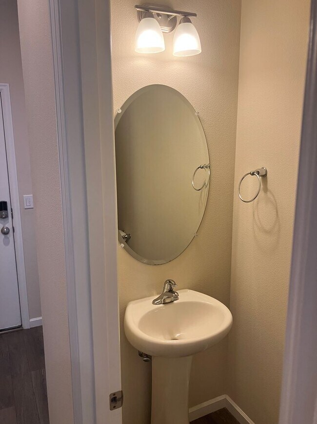 Building Photo - Three Bedroom Townhouse in South Salem