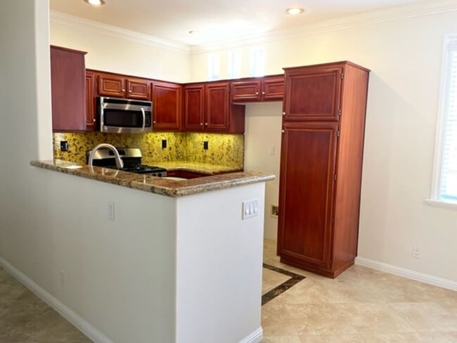 Building Photo - 2 Bedroom in Beautiful Tustin Golf Community