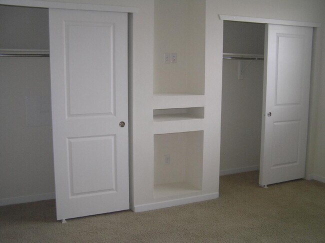 Building Photo - 2BR/2.5BA High-End Townhome with Attached ...