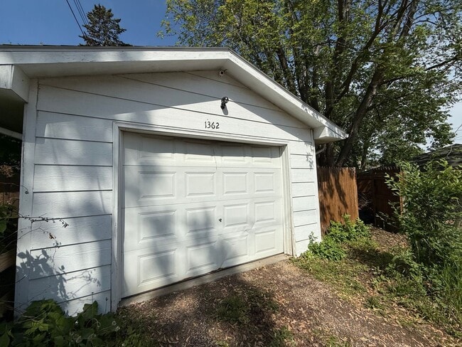 Building Photo - Stunning 3 Bedroom 1 Bathroom Single Family Home in St. Paul! Apply TODAY!
