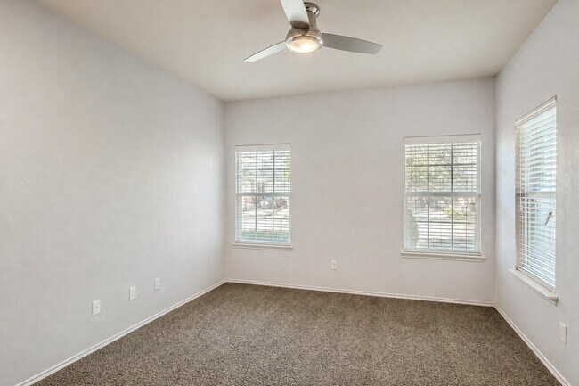 Building Photo - "Charming 3-Bed, 2-Bath Townhouse Retreat in Mesquite – Spacious 1586 Sq Ft on Woodshire Avenue!"...