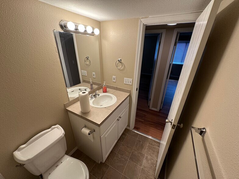 Building Photo - 4641 W Lake Sammamish Pky SE