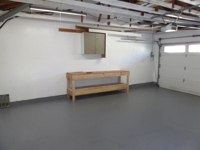 Building Photo - 3 Bedroom-2 Bathroom Single Story Home in ...
