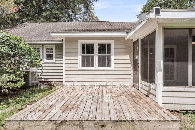 Building Photo - 18 Paddlecreek Ave