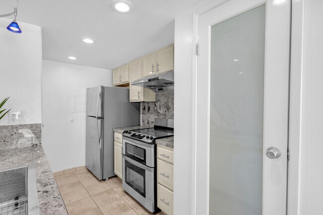 Building Photo - 72592 Edgehill Dr