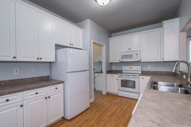 Building Photo - Rare opportunity to rent on LAKE MURRAY!